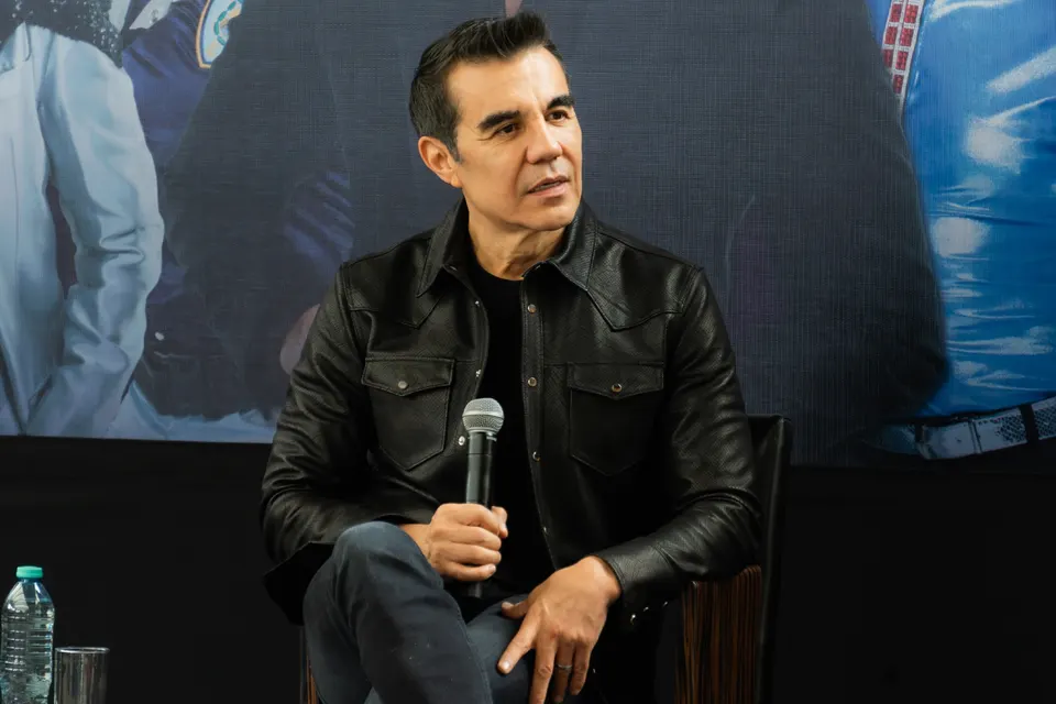 Adrián Uribe en conferencia de prensa — foto 1