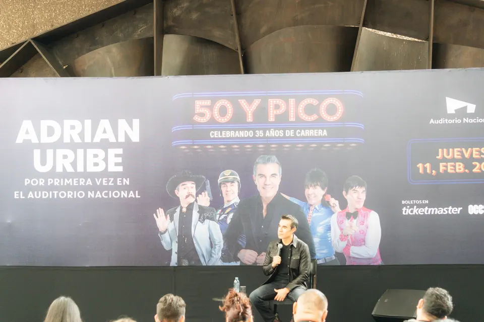 Adrián Uribe en conferencia de prensa — foto 3
