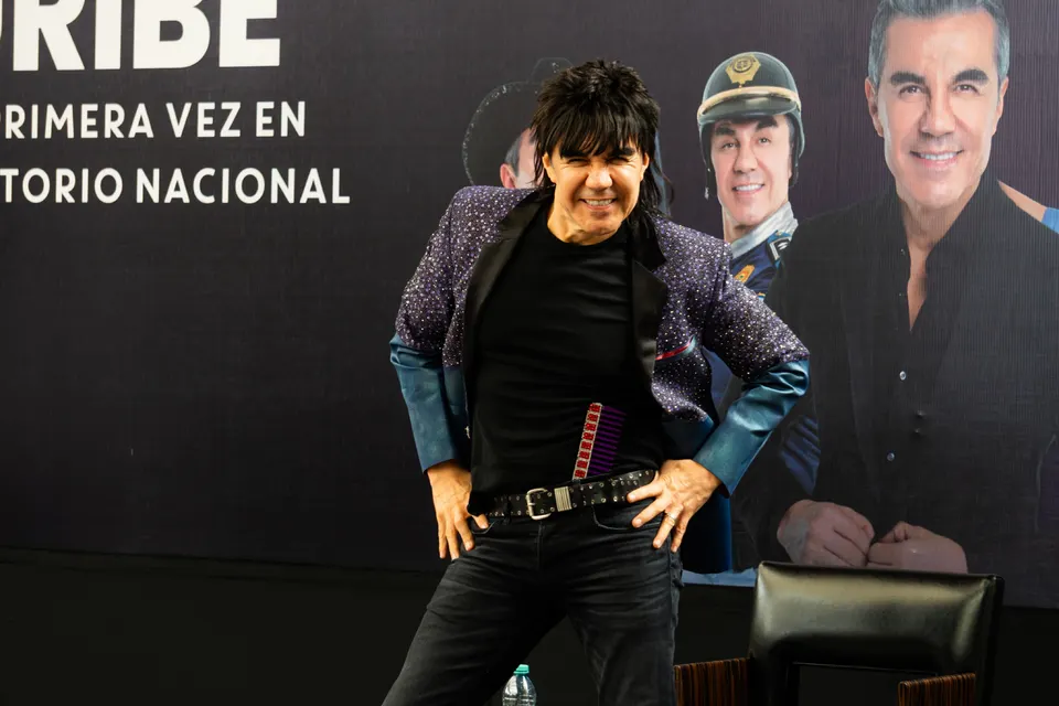 Adrián Uribe en conferencia de prensa — foto 6