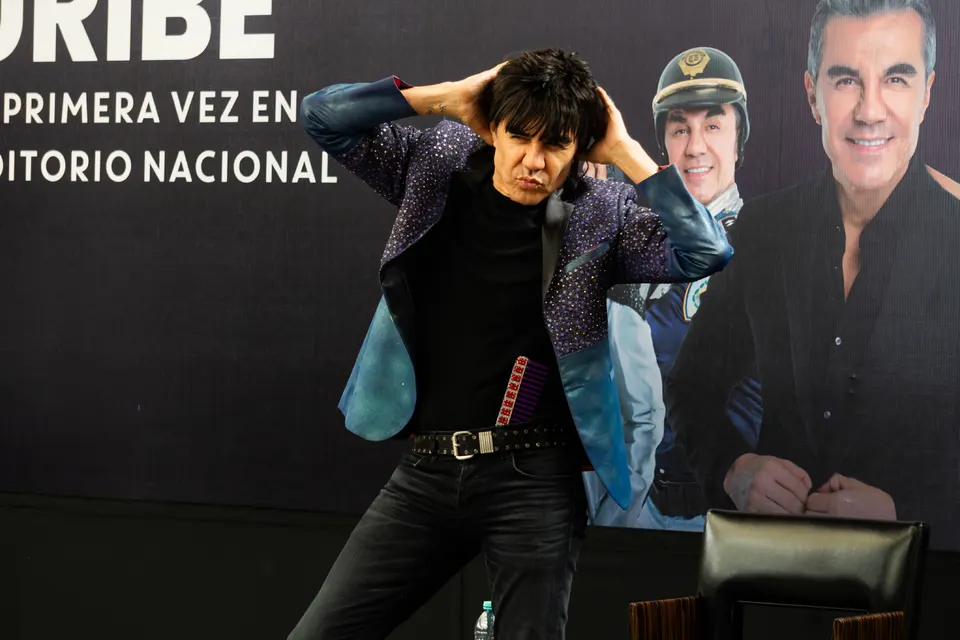 Adrián Uribe en conferencia de prensa — foto 7