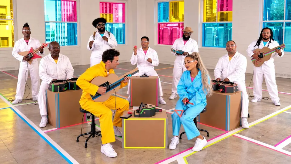 Ariana Grande y experimento de cartón más extraño de Nintendo